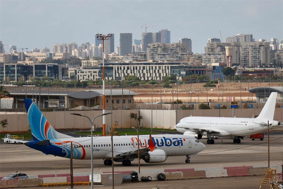 Nach dem Vorfall auf einem Flydubai-Flug nach Tel Aviv berichten US-Medien, dass der mutmaßliche Angreifer das Flugzeug in den israelischen Flughafen Ben Gurion lenken wollte. (Archivbild)Jamal Awad/dpa