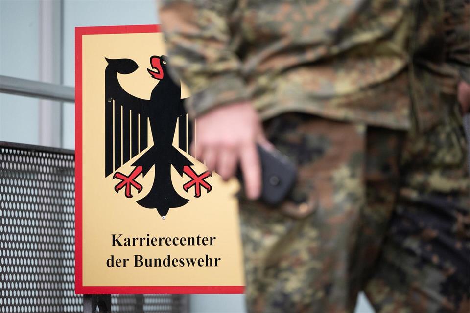 Nach dem Vorfall ermittelt der Staatsschutz. (Symbolbild)Marijan Murat/dpa