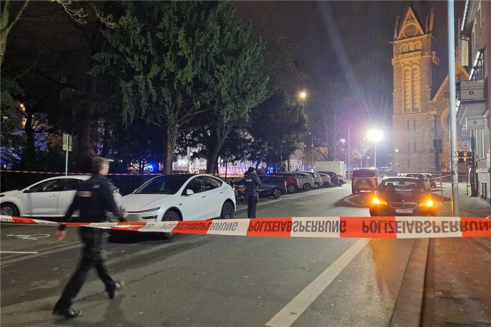Nach dem Vorfall in der Gießener Innenstadt mit vier Verletzten hat die Polizei neue Ermittlungsergebnisse genannt. Carolin Eckenfels/dpa