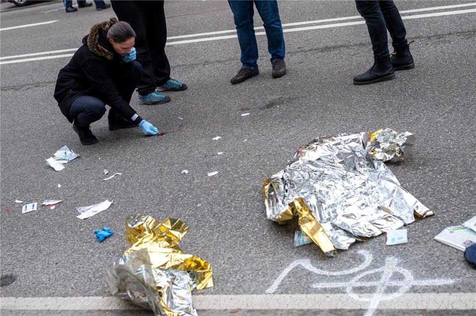 Nach dem Vorfall sichern Beamte am Tatort Spuren. Peter Kneffel/dpa