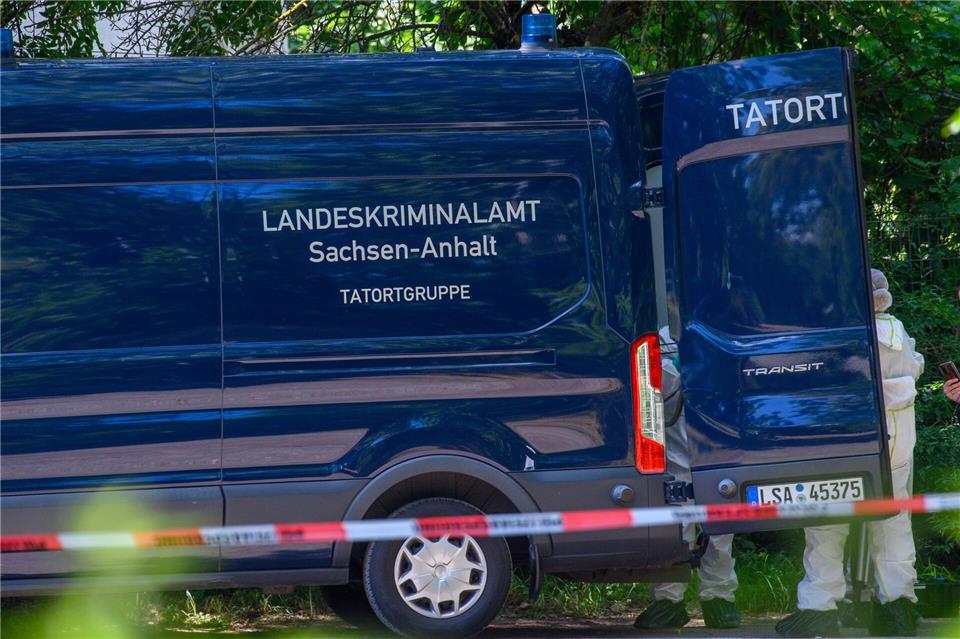 Nach dem Vorfall waren Polizeibeamte am Ort des Geschehens in Aschersleben.Klaus-Dietmar Gabbert/dpa