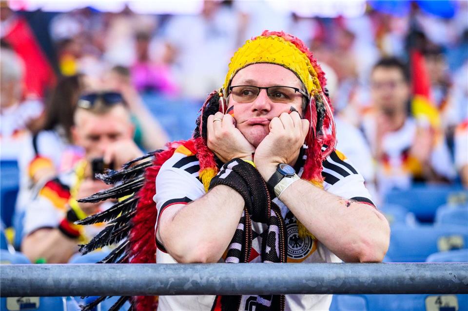 Nach dem WM-Aus könnte die miese Stimmung im Fußball auch auf andere Bereiche übergreifen. Tom Weller/dpa