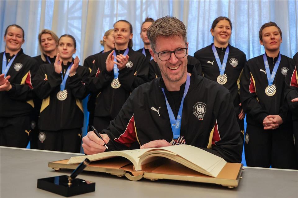 Nach dem WM-Coup durften sich Markus Gaugisch und seine Spielerinnen ins Goldene Buch der Stadt Dortmund eintragen. (Archivbild)Christoph Reichwein/dpa