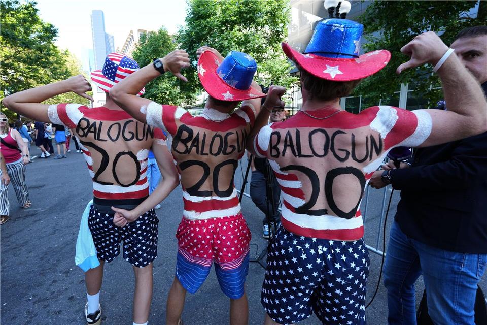 Nach dem WM-Skandal zelebrierten die Fans ihren Angreifer besonders.Ted S. Warren/AP/dpa