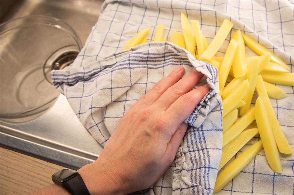Nach dem Wässern sollten die Pommes gut getrocknet werden.Christin Klose/dpa-tmn