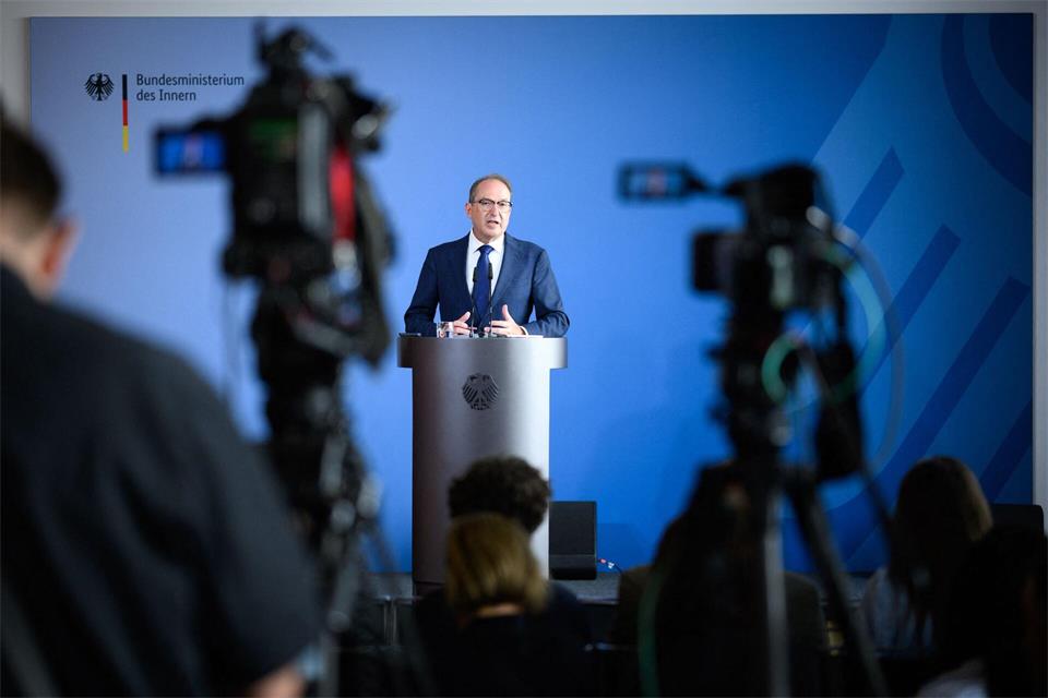 Nach dem Waffenfund nahe Berlin werden auch mögliche Verbindungen zu anderen Staaten untersucht, sagte Dobrindt.Bernd von Jutrczenka/dpa