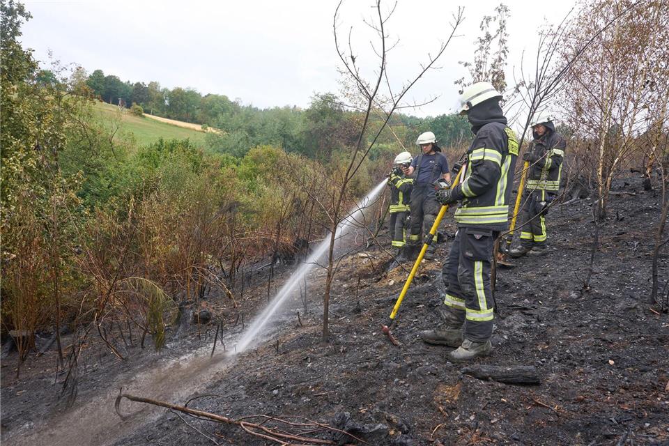 Nach dem Waldbrand beim Ortsteil Gebhardshain läuft der Einsatz weiter. Thomas Frey/dpa