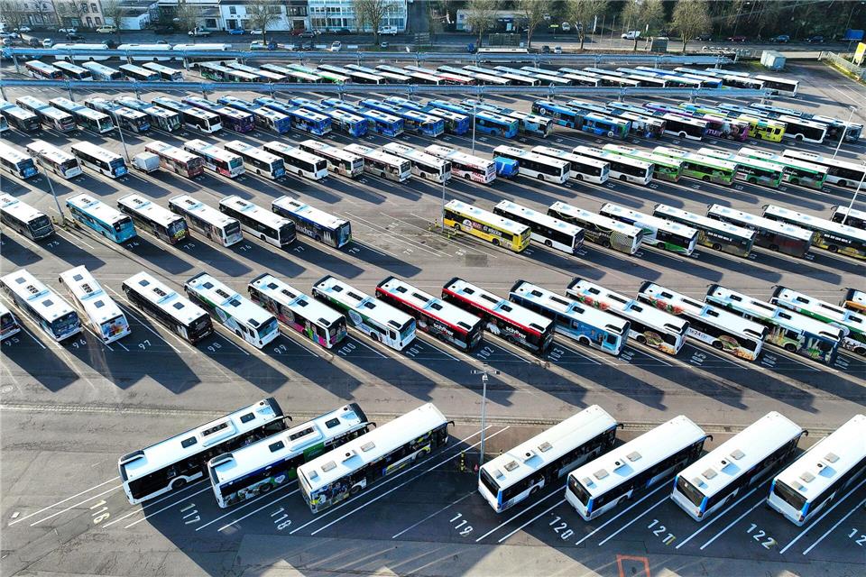 Nach dem Warnstreik im ÖPNV Ende Februar ruft Verdi jetzt erneut dazu auf. (Archivbild)Laszlo Pinter/dpa