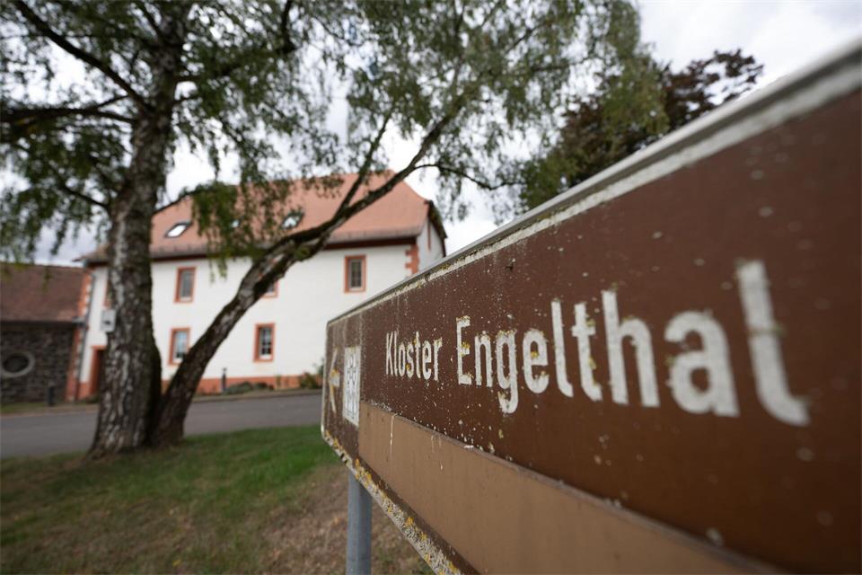 Nach dem Wegzug der Benediktinerinnen soll aus dem Kloster ein Hospiz werden.Florian Wiegand/dpa