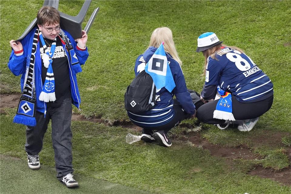 Nach dem Wiederaufstieg 2025 sicherten sich HSV-Fans ein Stück Rasen aus dem Volksparkstadion. (Archivbild)Marcus Brandt/dpa
