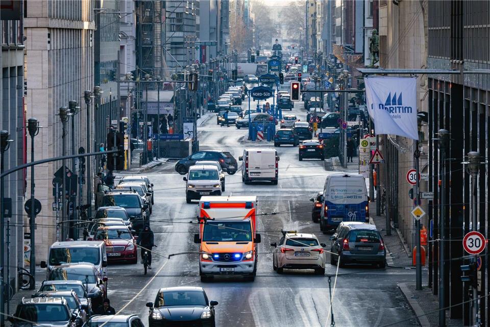 Nach dem Willen der Bürgerinitiative „Berlin autofrei“ sollen innerhalb es S-Bahn-Rings nur noch wenige private Autofahrten erlaubt sein, für Rettungsfahrzeuge zum Beispiel sind keine Einschränkungen geplant.  Soeren Stache/dpa