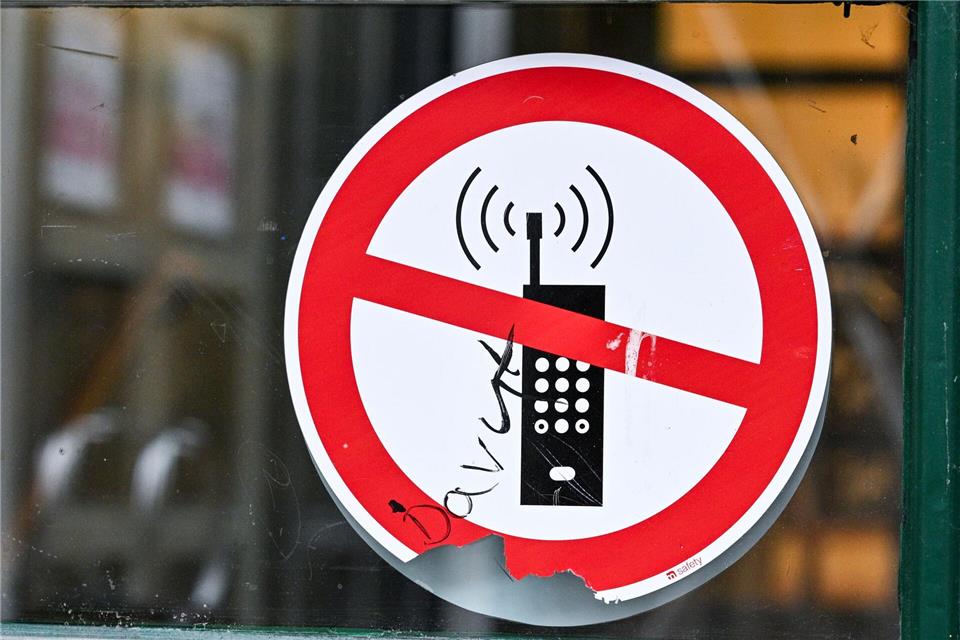 Nach dem Willen der schwarz-roten Regierung in Hessen soll es nur einige Ausnahmen vom Handyverbot geben. (Symbolbild)Jens Kalaene/dpa