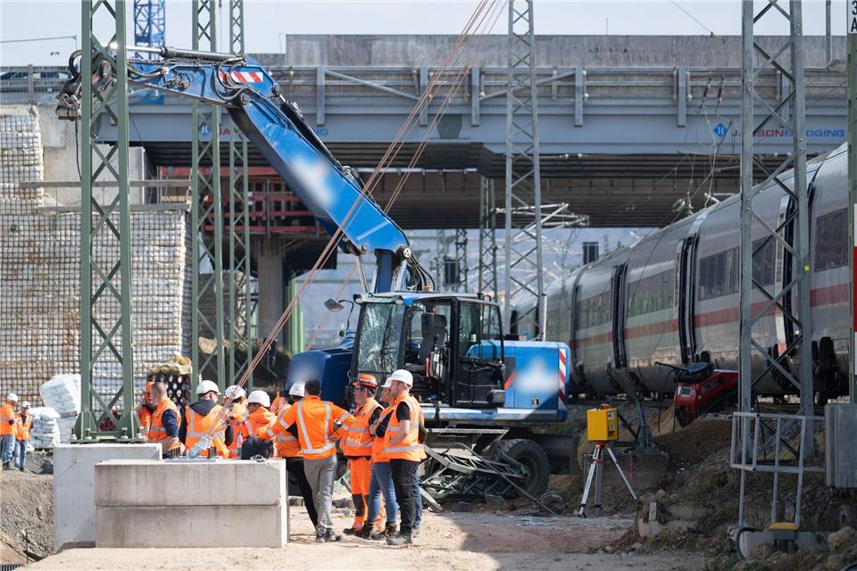Nach dem Zusammenstoß eines ICE mit einem Baggerarm muss die Höhe des Sachschadens noch ermittelt werden.Boris Roessler/dpa
