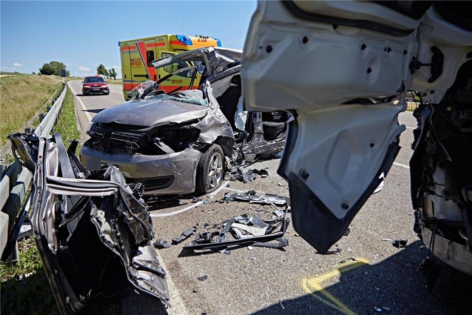 Nach dem Zusammenstoß mit dem Lastwagen starb die 77-Jährige noch an der Unfallstelle.Markus Brandhuber/dpa