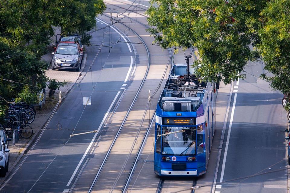 Nach dem Zusammenstoß mit einer Straßenbahn in Rostock ist ein 88-Jähriger gestorben. (Symbolbild)Jens Büttner/dpa