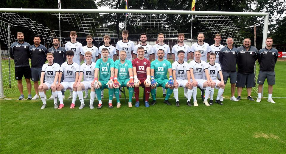 Nach dem aufreibenden Abstiegskampf möchte der SC Reken in der neuen Saison nichts mit den unteren Rängen zu tun haben: (hinten von links) Torwarttrainer Marco Leimbach, Spielertrainer Kudret Kanoglu, Emre Köksal (spielender Co-Trainer), Noah Schlottbohm, Luca Knüver, Carlos Schmidt, Linus Göckener, Michel Oing, Leo Stuke, Marcel Korth, Lars Köpke, David Thies, Asmir Sekic (Sportlicher Leiter), Marco Aguilar (Sportlicher Leiter), Jan Knüver ( Betreuer ); vorne von links: Lukas Staniek, Leandro Lima Hesse, Erik Zobel, Phil Soggeberg, Antonio Meštrović, Ben Thomas, Benjamin Baschek, Max Gorczyza, Felix Ewering, Ole Homann; es fehlen: Santi Medic, Moritz Evering, Zinedin Sekic, Bennett Versmold, Nico Merhofe.