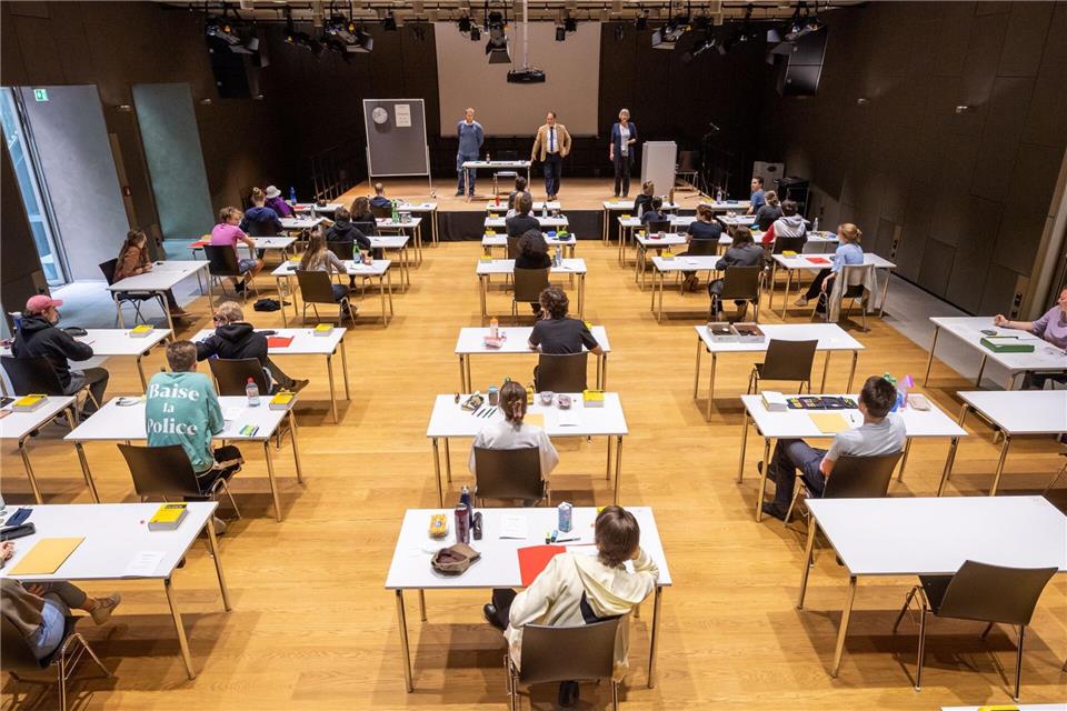 Nach dem „ausgefallenen“ Jahrgang 2025 treten nun wieder rund 29.000 Kandidatinnen und Kandidaten an. (Archivbild)Peter Kneffel/dpa