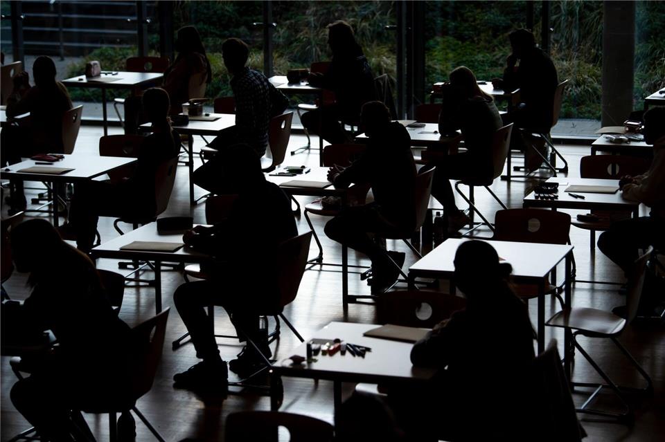 Nach dem „ausgefallenen“ Jahrgang 2025 treten nun wieder rund 29.000 Kandidatinnen und Kandidaten an. (Archivbild)Sven Hoppe/dpa