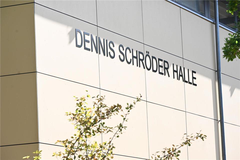 Titelträger mit Tränen - Tausende Fans feiern Schröder Nach dem deutschen Basketball-Kapitän Dennis Schröder ist nun eine Halle in Braunschweig benannt.Shireen Broszies/dpa