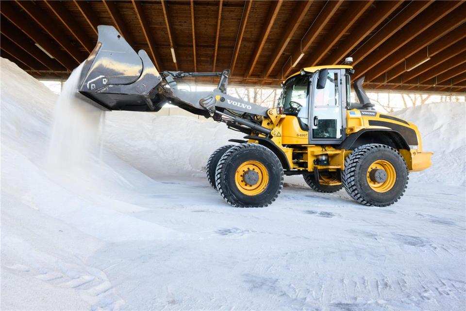 Nach dem ersten Frost sind die Salzlager wieder gut gefüllt.Julian Stratenschulte/dpa