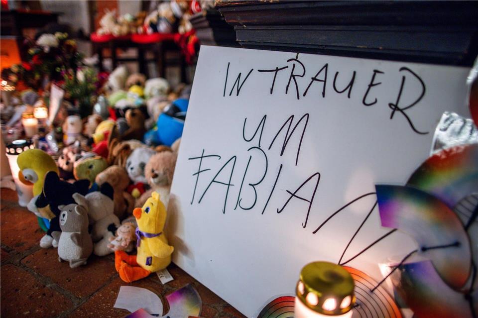 Nach dem gewaltsamen Tod des achtjährigen Fabian aus Güstrow war die Bestürzung weit über Mecklenburg-Vorpommern hinaus groß. (Symbolbild)Jens Büttner/dpa