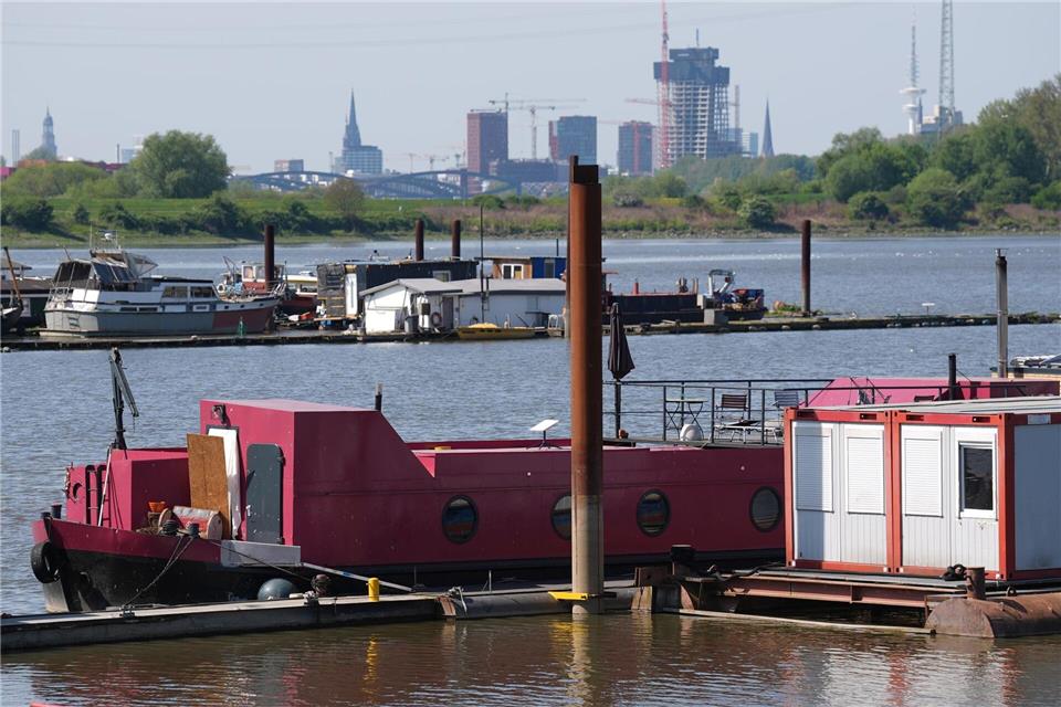 Frau auf Hausboot erschlagen - Prozess gegen Sohn beginnt  Nach dem gewaltsamen Tod einer 58-Jährigen auf dem Hausboot soll der Sohn der Frau wegen Mordes vor Gericht kommen. (Archivbild)Marcus Brandt/dpa