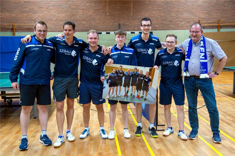 Nach dem gewonnenen Relegationsmatch verabschiedeten sich (von links) Hendrik Stenkamp, Michael Kuth, Tobias Klöpper, Jan-Hendrik Leidner und David Riethmann sowie Abteilungsleiter Frank Blicker (rechts) von Robin Halicki (Mitte).