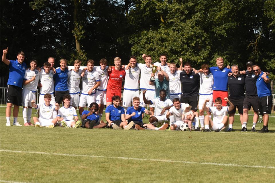 Nach dem im Elfmeterschießen verlorenen Finale im Vorjahr gegen Marbeck holte Westfalia Gemen nun den Pokal des Stadtmeisters zurück an die Jugendburg. Der Landesligist setzte sich im kleinen Kreis durch. Denn am zweiten Tag der lokalen Titelkämpfe in Hoxfeld waren nur noch vier Mannschaften im Rennen.