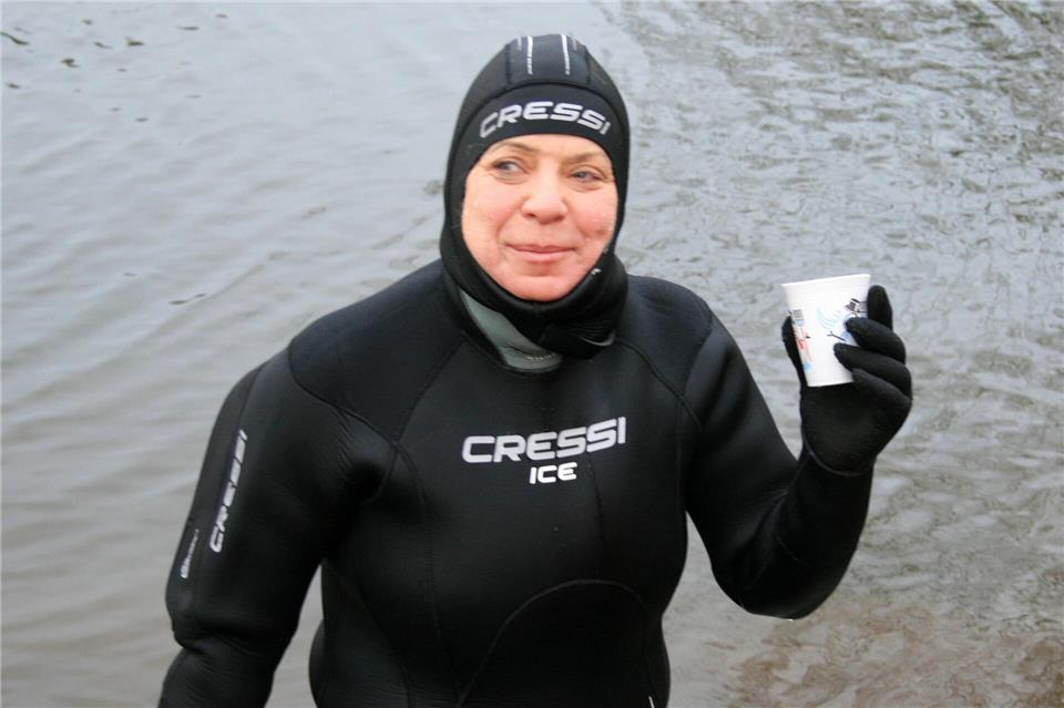 Nach dem kühlen Bad gab es warme Getränke.Kai Morrschlatt/dpa