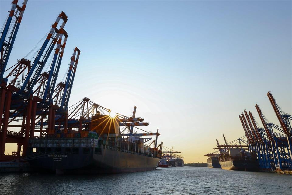 Nach dem schlechten Start zu Jahresbeginn hofft der Hamburger Hafen beim Containerumschlag auf ein versöhnliches Jahresende. (Archivbild)Christian Charisius/dpa