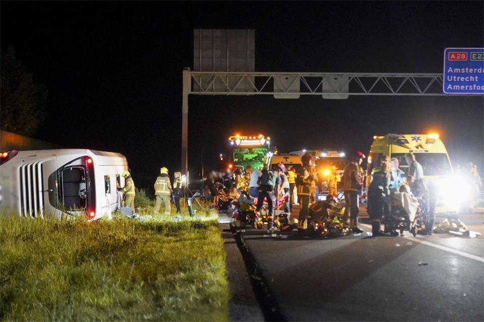 Nach dem schweren Busunfall in den Niederlanden wurden mehrere Menschen verletzt und im Krankenhaus behandelt.Hugo Janssen/ANP/dpa