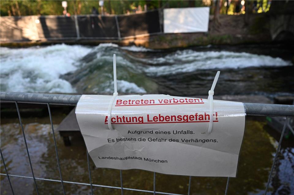Eisbach-Unfall: Zustand der Surferin hat sich stabilisiert Nach dem schweren Surf-Unfall haben die Behörden die Eisbachwelle gesperrt. Felix Hörhager/dpa /dpa