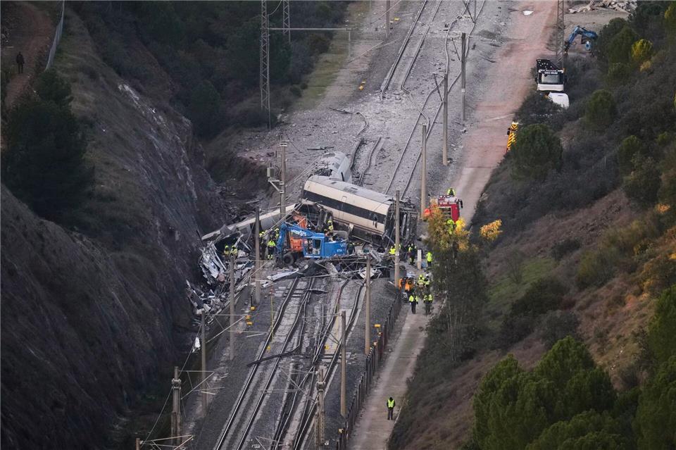 Nach dem schweren Zugunglück in Südspanien werden nun Details zu den Opfern bekannt.  Manu Fernandez/AP/dpa