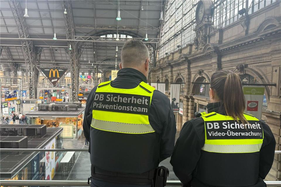 Nach dem tödlichen Angriff auf einen Zugbegleiter hat die Deutsche Bahn zusätzliche Sicherheitskräfte eingestellt. (Archivbild)Mona Wenisch/dpa