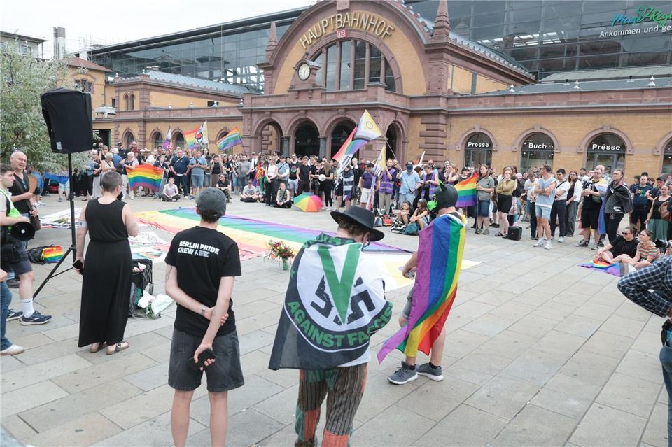 Nach dem tödlichen Angriff beim Berliner CSD haben rund 400 Menschen in Erfurt der Opfer gedacht.Bodo Schackow/dpa