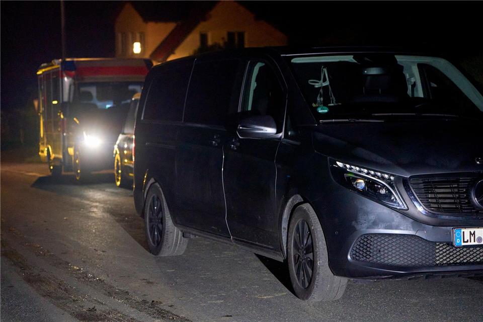 Nach dem tödlichen Arbeitsunfall am 16. April in Runkel sind auch Leichenwagen gekommen. (Archivbild)Sascha Ditscher/dpa