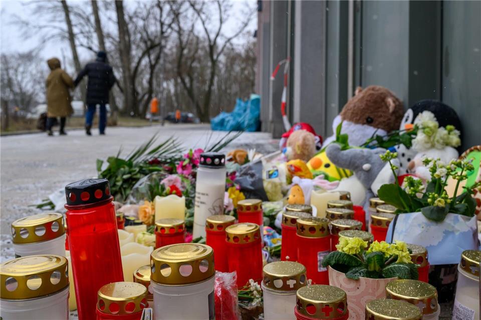Nach dem tödlichen Brand in einem Berliner Hochhaus drücken Menschen ihr Mitgefühl aus. Soeren Stache/dpa