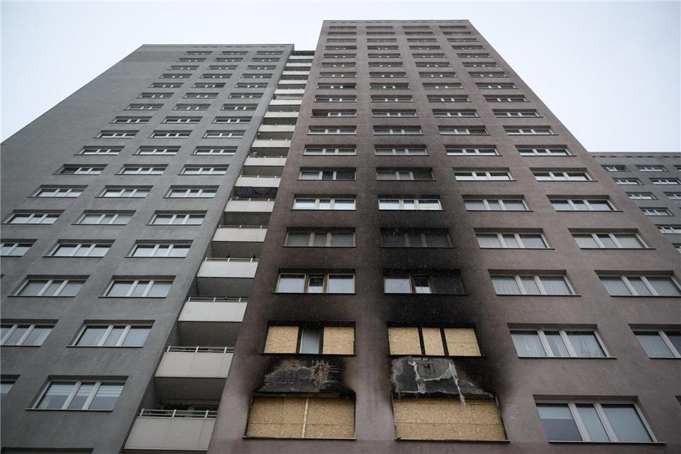 Nach dem tödlichen Brand in einem Berliner Hochhaus drücken Menschen ihre Trauer aus. Soeren Stache/dpa