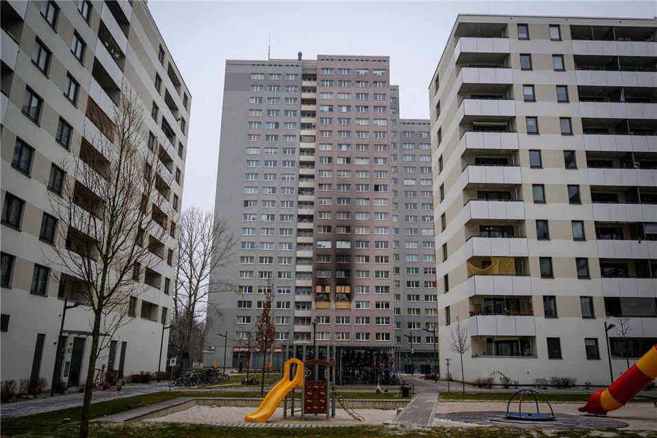 Nach dem tödlichen Brand in einem Berliner Hochhaus drücken Menschen ihr Mitgefühl aus. Soeren Stache/dpa