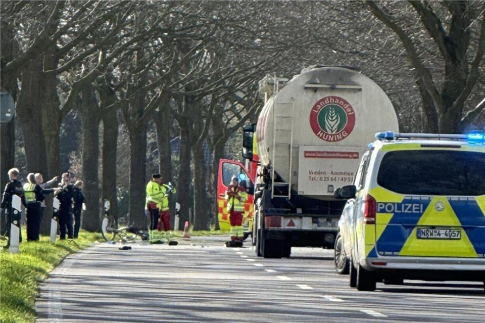 Nach dem tödlichen Frontalzusammenstoß zwischen einem Radfahrer und einem Auto sichern Polizei und Rettungskräfte die Unfallstelle auf der K18 bei Vreden-Ammeloe.