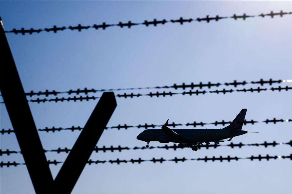 Nach dem tödlichen Sturz vor einem Zug prüft das Land eine Abschiebung des Täters. (Symbolbild)Julian Stratenschulte/dpa