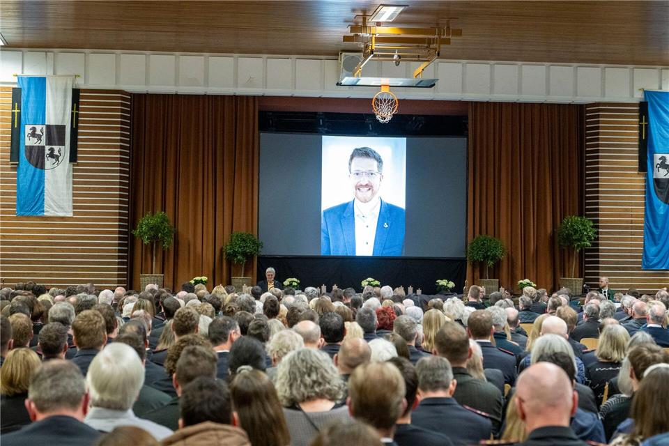Nach dem tödlichen Unfall von Bürgermeister Mauch gedenkt Gerabronn. Hier die Trauerfeier in der Gerabronner Stadthalle.Stefan Puchner/dpa