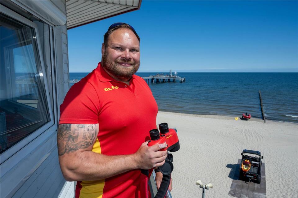 Nach dem ungewöhnlichen Einsatz um einen Buckelwal vor Poel steht für Olliver Bartelt und sein Rettungsschwimmer-Team der DLRG die Badesaison bevor.Stefan Sauer/dpa