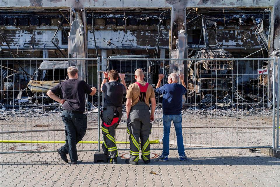 Feuerwache brennt - „Wir mussten unser Zuhause löschen“ Nach dem verheerenden Brand in der Feuerwache Stadtallendorf schauen Einsatzkräfte auf die ausgebrannte Gerätehalle und die zerstörten Einsatzfahrzeuge. (Foto aktuell)Andreas Arnold/dpa