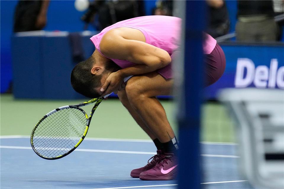 Vor Trump: Alcaraz dank US-Open-Triumph Nummer eins der Welt Nach dem verwandelten Matchball wurde Alcaraz emotional.Seth Wenig/AP/dpa