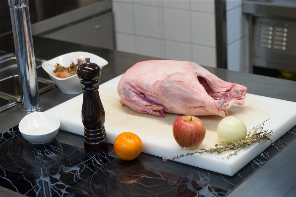 Nach dem vollständigen Auftauen sollte die Gans direkt zubereitet werden, um die Vermehrung von Keimen zu minimieren.Tobias Hase/dpa-tmn