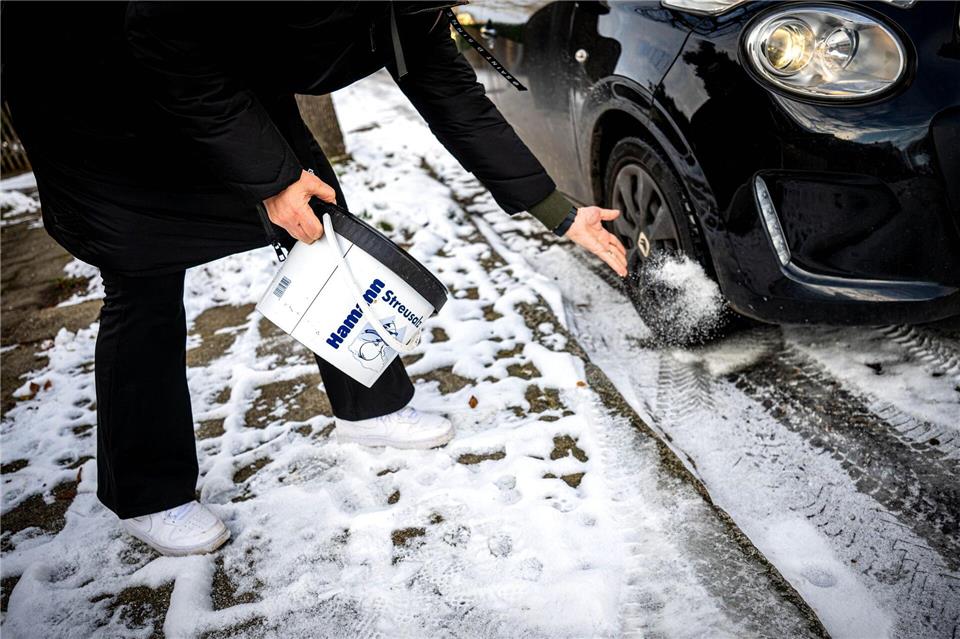 Nach dem vorübergehenden Ende des Streusalzverbots in Hamburg ist die Nachfrage nach Taumitteln in den großen Hamburger Baumarktketten groß. (Symbolfoto)Sina Schuldt/dpa