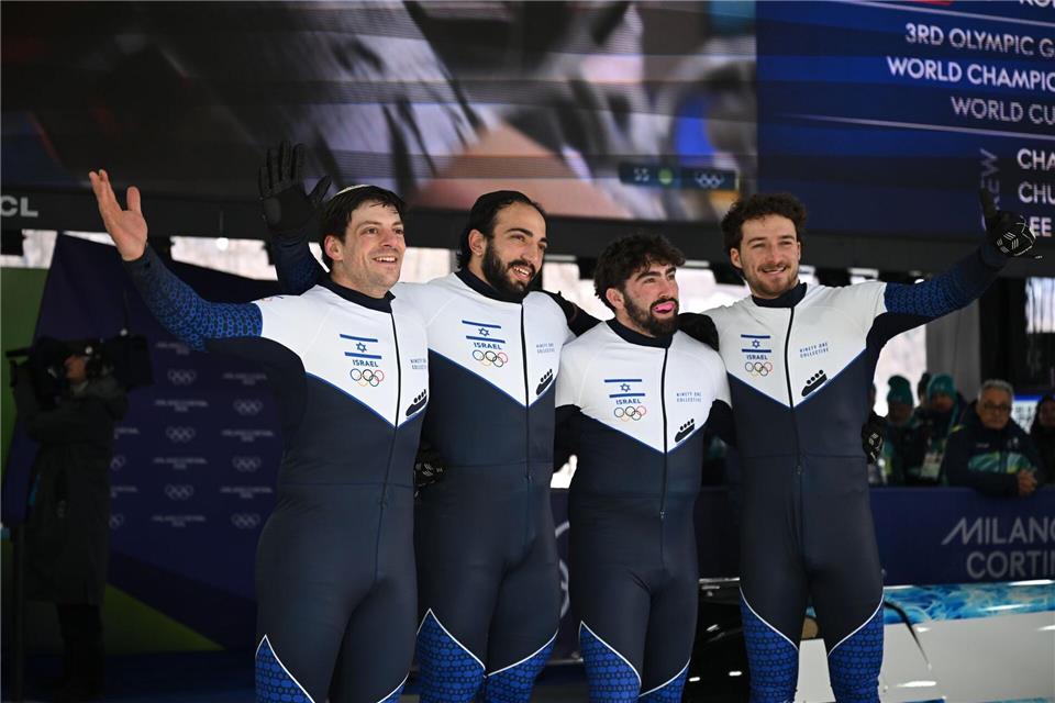 Nach dem zweiten Lauf am Samstag feierten Israels Bobfahrer noch ihre Olympia-Teilnahme. Robert Michael/dpa