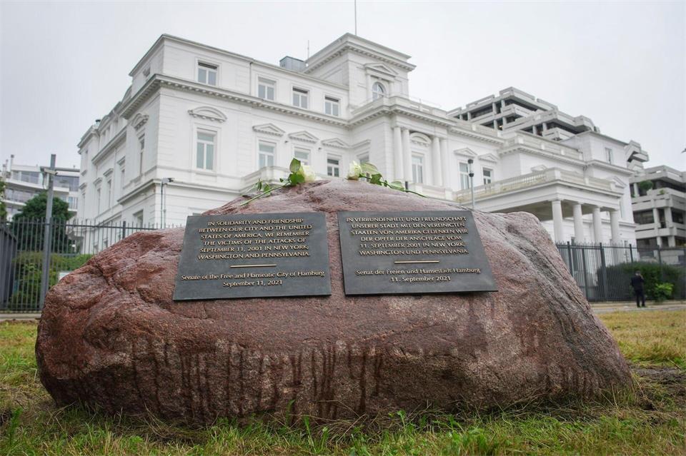 Nach den Anschlägen vom 11. September 2001 wurde das damalige US-Generalkonsulat an der Außenalster besonders gesichert. (Archivbild)Christian Charisius/dpa