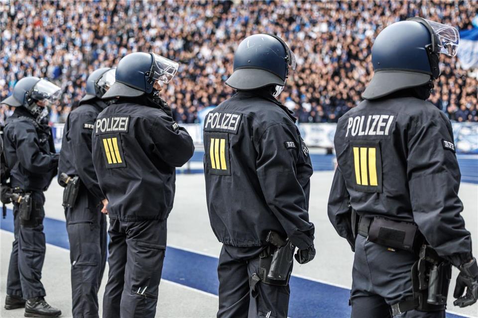 Nach den Ausschreitungen beim Spiel gegen Dresden veränderte die Polizei ihr Vorgehen. (Archivbild)Andreas Gora/dpa